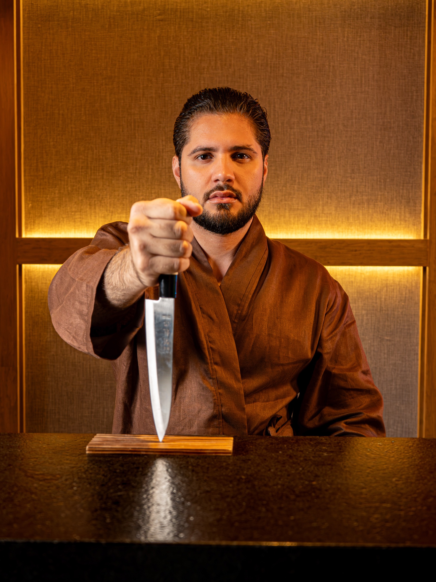 Chef de Kazari sosteniendo un cuchillo japonés