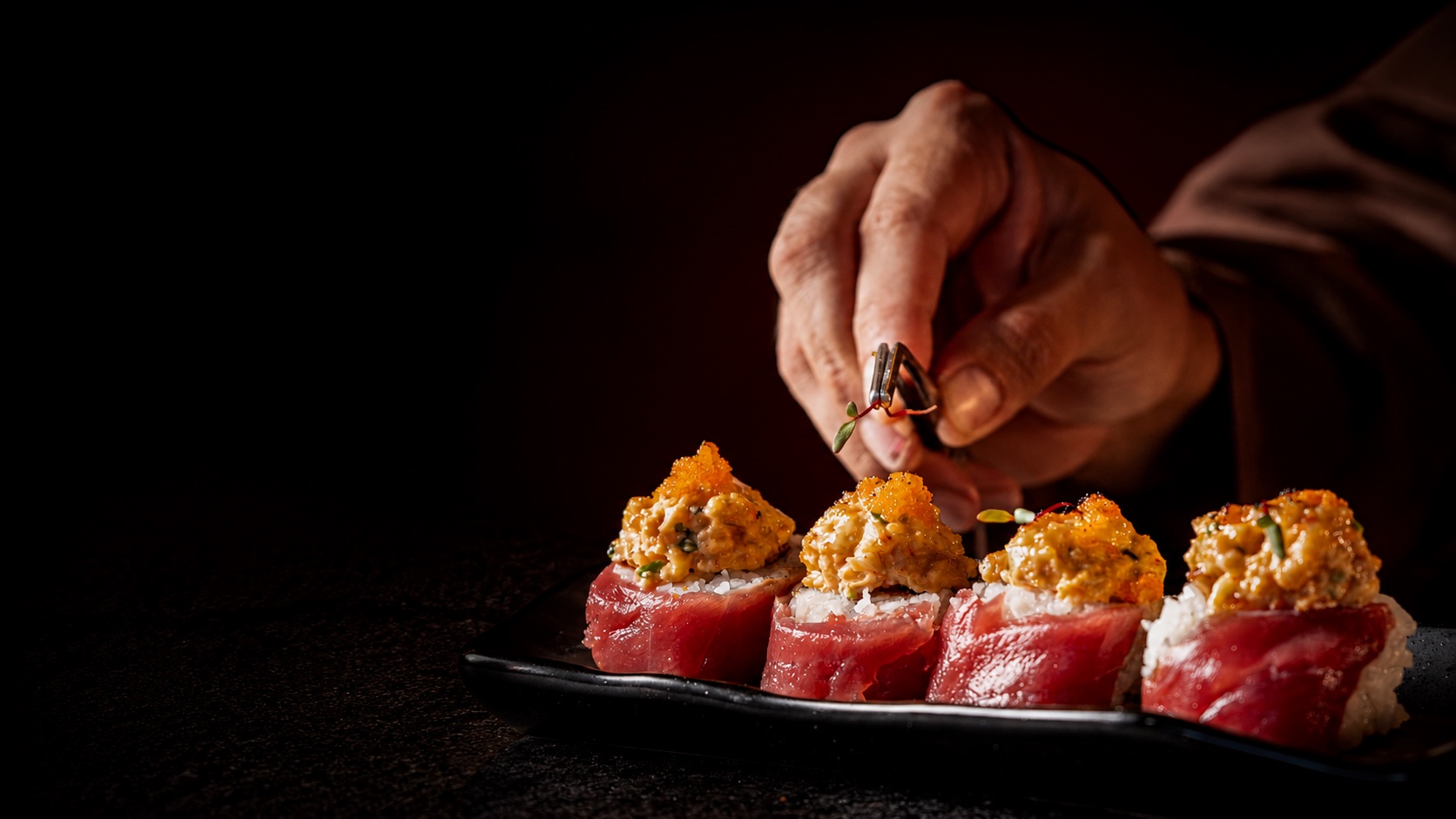Chef de Kazari terminando un rollo de autor con pinzas