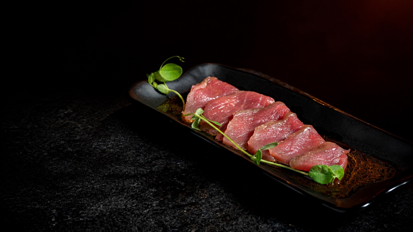 Sashimi de atún aleta azul de Kazari servido en cerámica negra