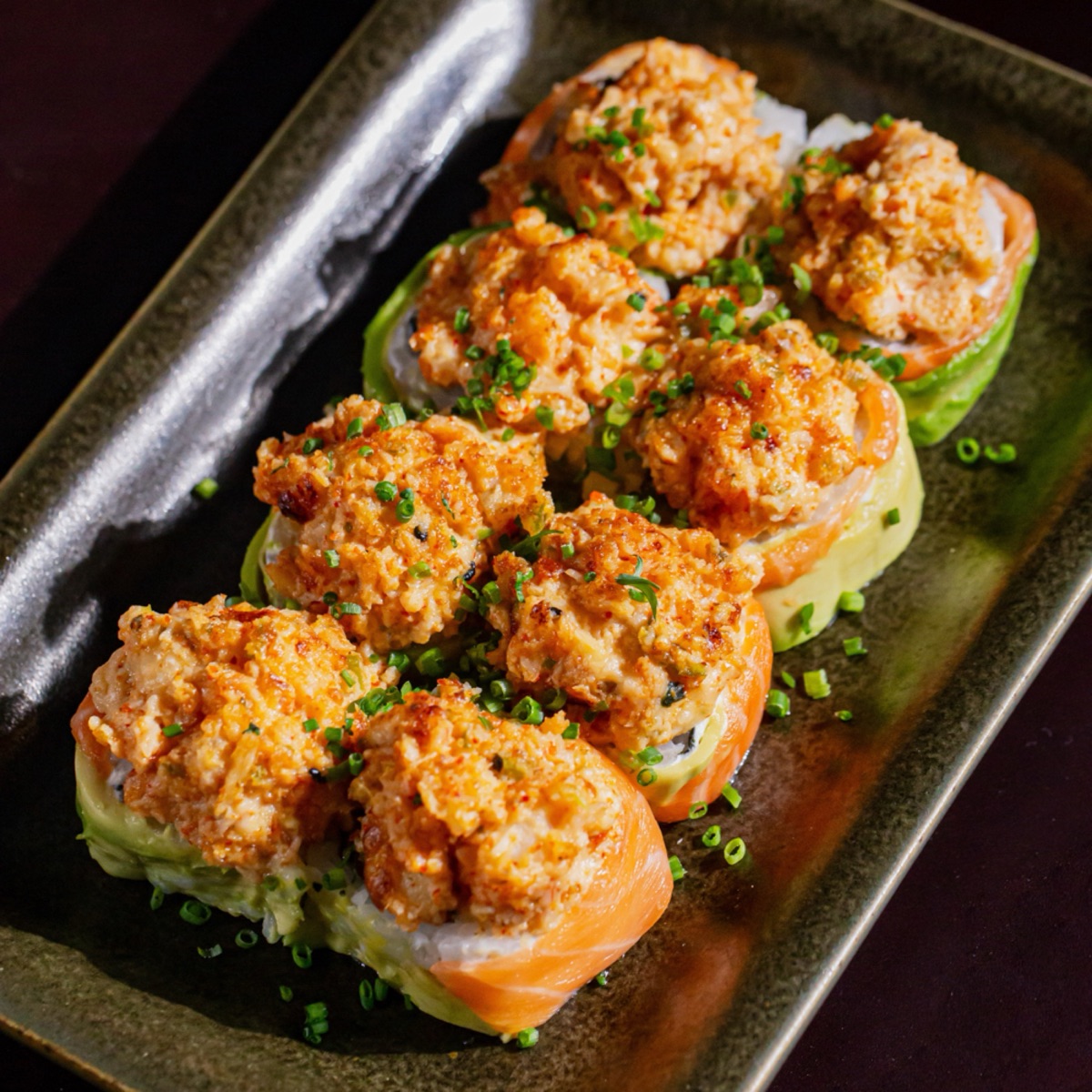 Maki Kazari Especial servido en plato de cerámica