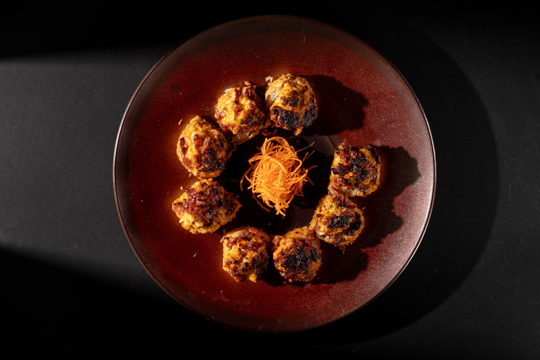 Maki Hono de Kazari servido en plato de cerámica roja