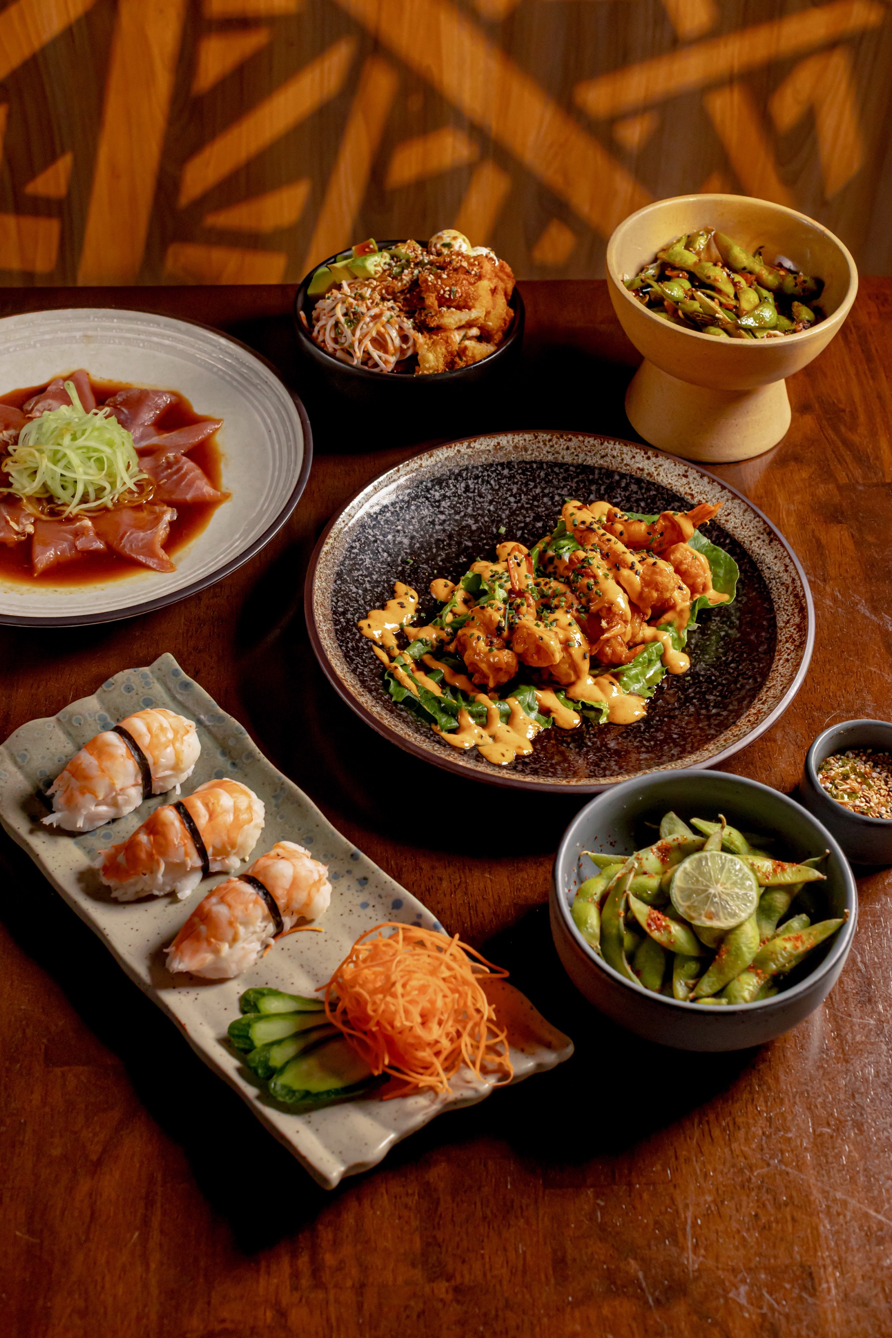 Selección de platos de Kazari servidos en mesa